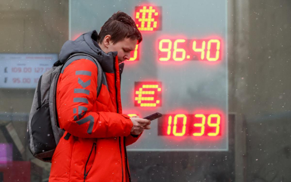
                    ЦБ незначительно поднял курс доллара и резко понизил курс евро
                