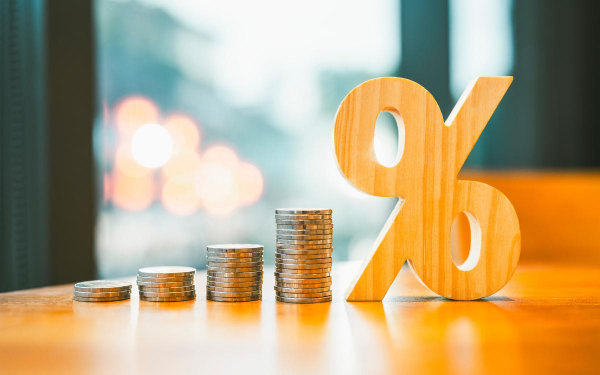
                    Средняя ставка по вкладам в топ-10 банков опустилась до 15,56% годовых
                