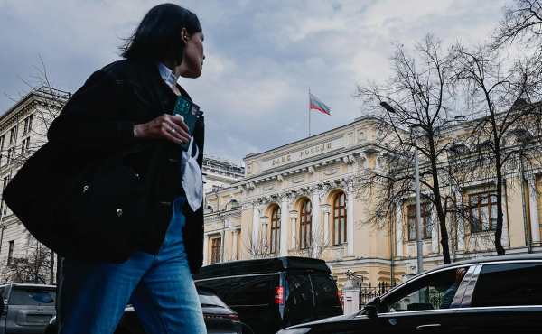 
                    ЦБ опустил официальный курс доллара ниже ₽77 впервые с конца февраля
                