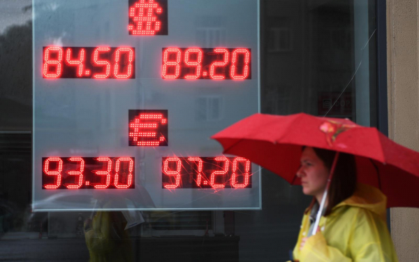 
                    Официальный курс доллара упал ниже ₽82 впервые с начала сентября
                