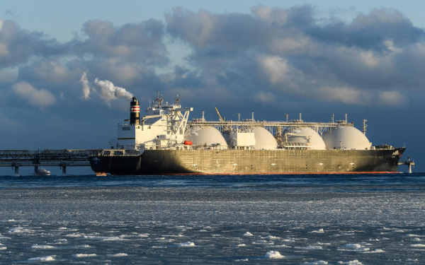 
                    Цены на нефть упали ниже $100 после резкого роста
                