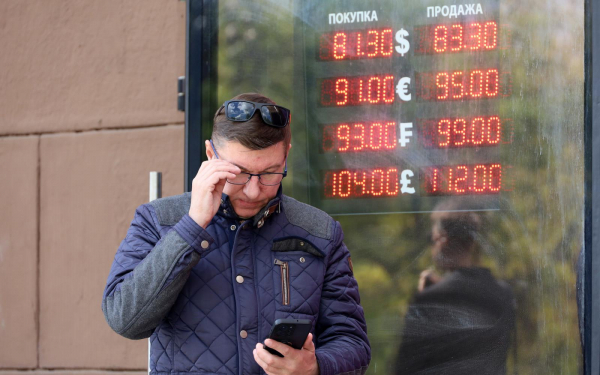 
                    Официальный курс доллара упал ниже ₽82 впервые с начала сентября
                