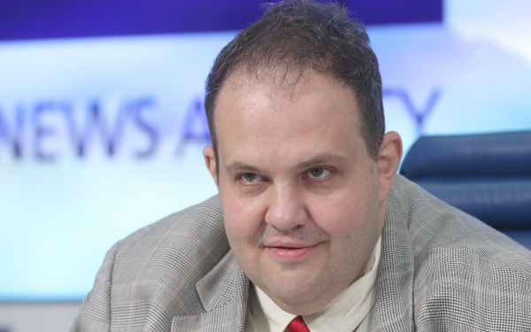 
                    Официальный курс доллара упал ниже ₽82 впервые с начала сентября
                