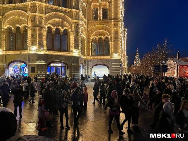Давка в переходах и толпы на Красной площади. Что происходит в самом центре Москвы перед Новым годом &mdash; фото
