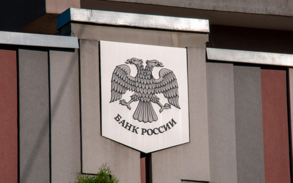 
                    ЦБ установил курс доллара ниже ₽83
                