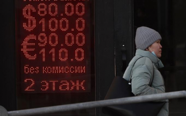 Рубль слабо отреагировал на решение ЦБ сохранить ставку на уровне 21%
Рубль слабо отреагировал на решение ЦБ сохранить ставку на уровне 21%