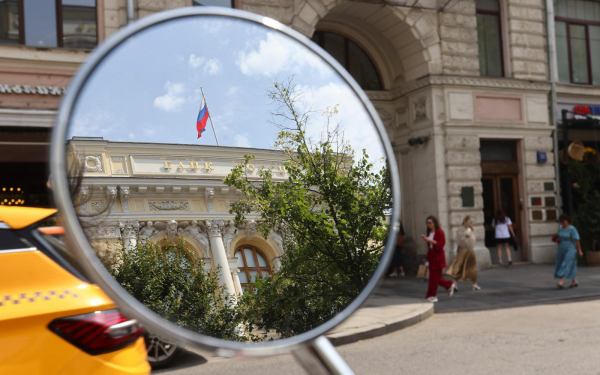 
                    Курс доллара ЦБ подскочил почти на ₽1,7 и впервые с апреля превысил ₽84
                