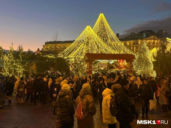 Давка в переходах и толпы на Красной площади. Что происходит в самом центре Москвы перед Новым годом &mdash; фото