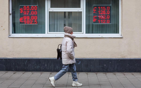 
                    ЦБ поднял курс евро выше ₽96 и понизил курс доллара

                