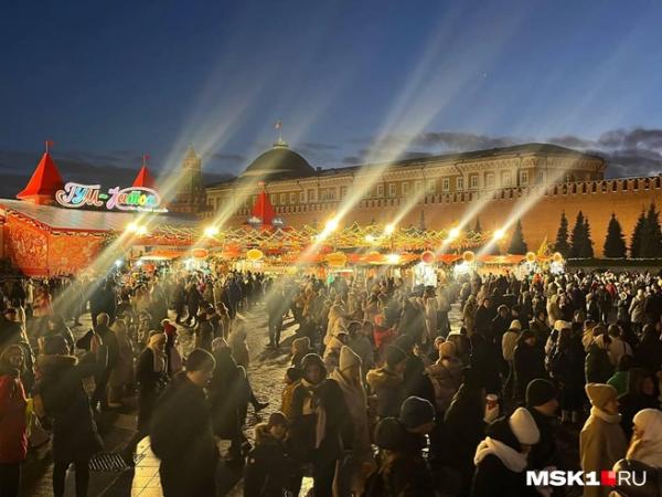 Давка в переходах и толпы на Красной площади. Что происходит в самом центре Москвы перед Новым годом &mdash; фото